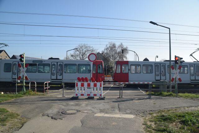 Straßenbahnübergang in Uedorf - Schranke runter, Ampel rot